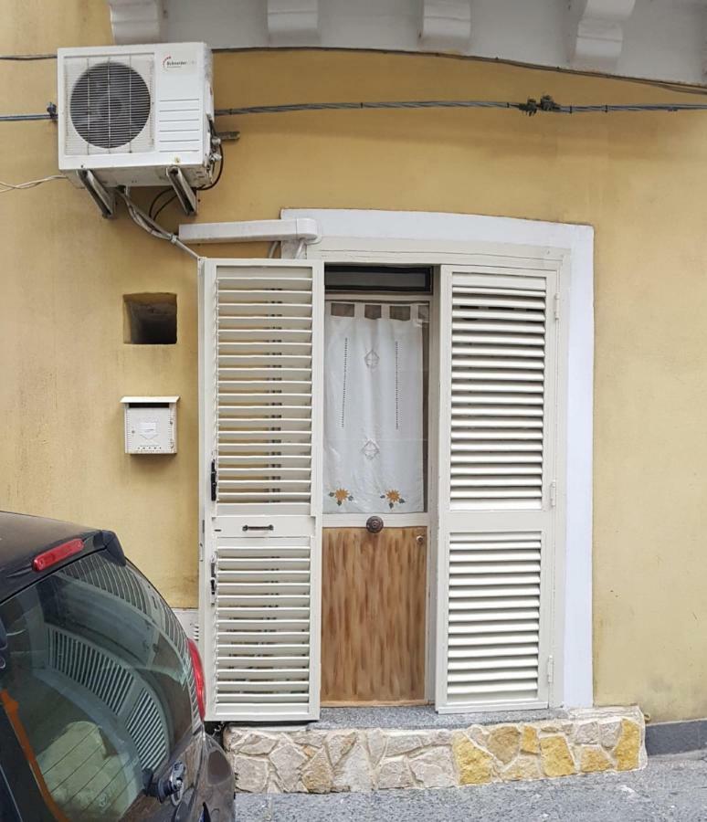 Giovanni S Little House Катания Экстерьер фото